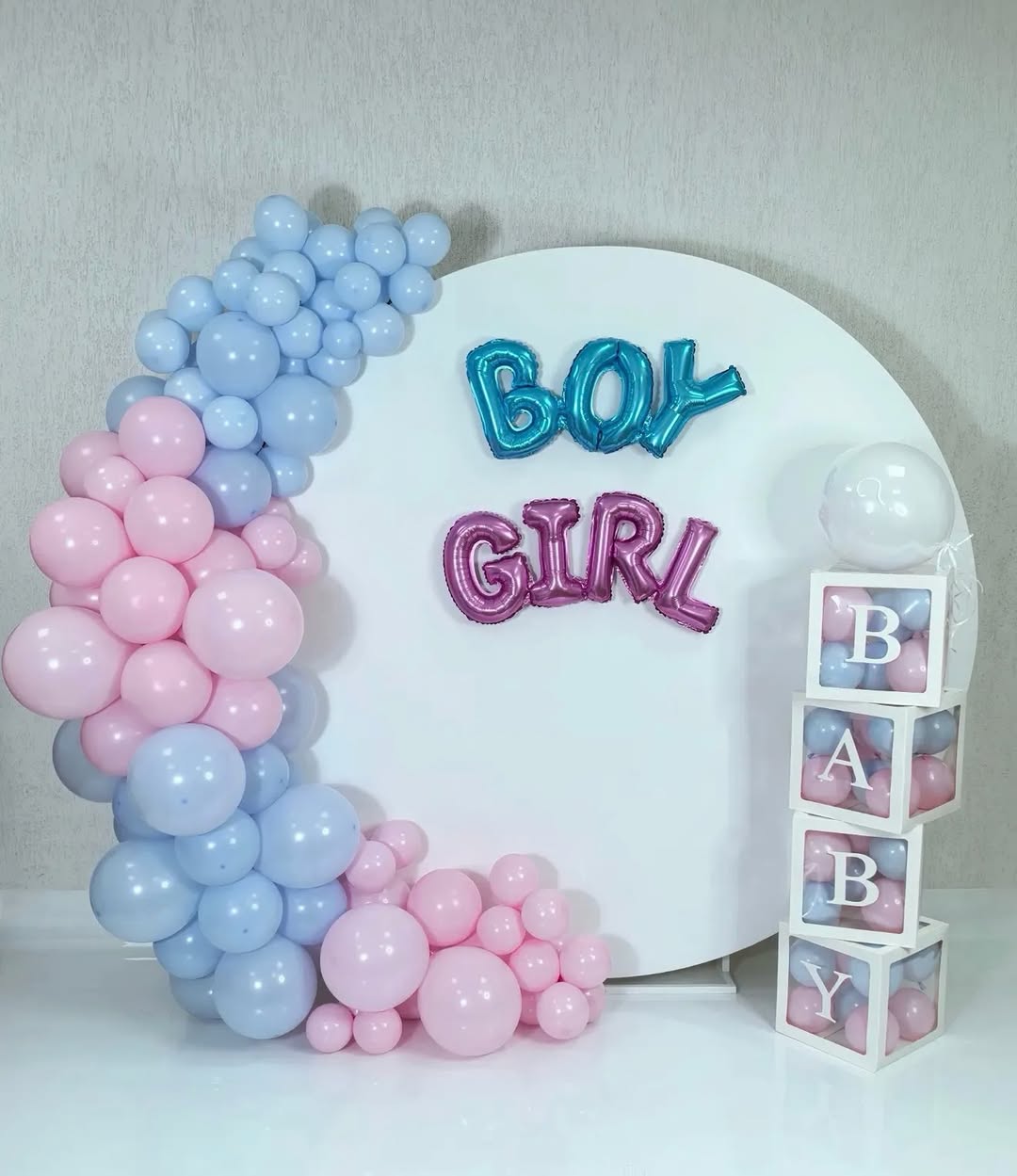Party Land gender reveal: Pink & blue round backdrop
